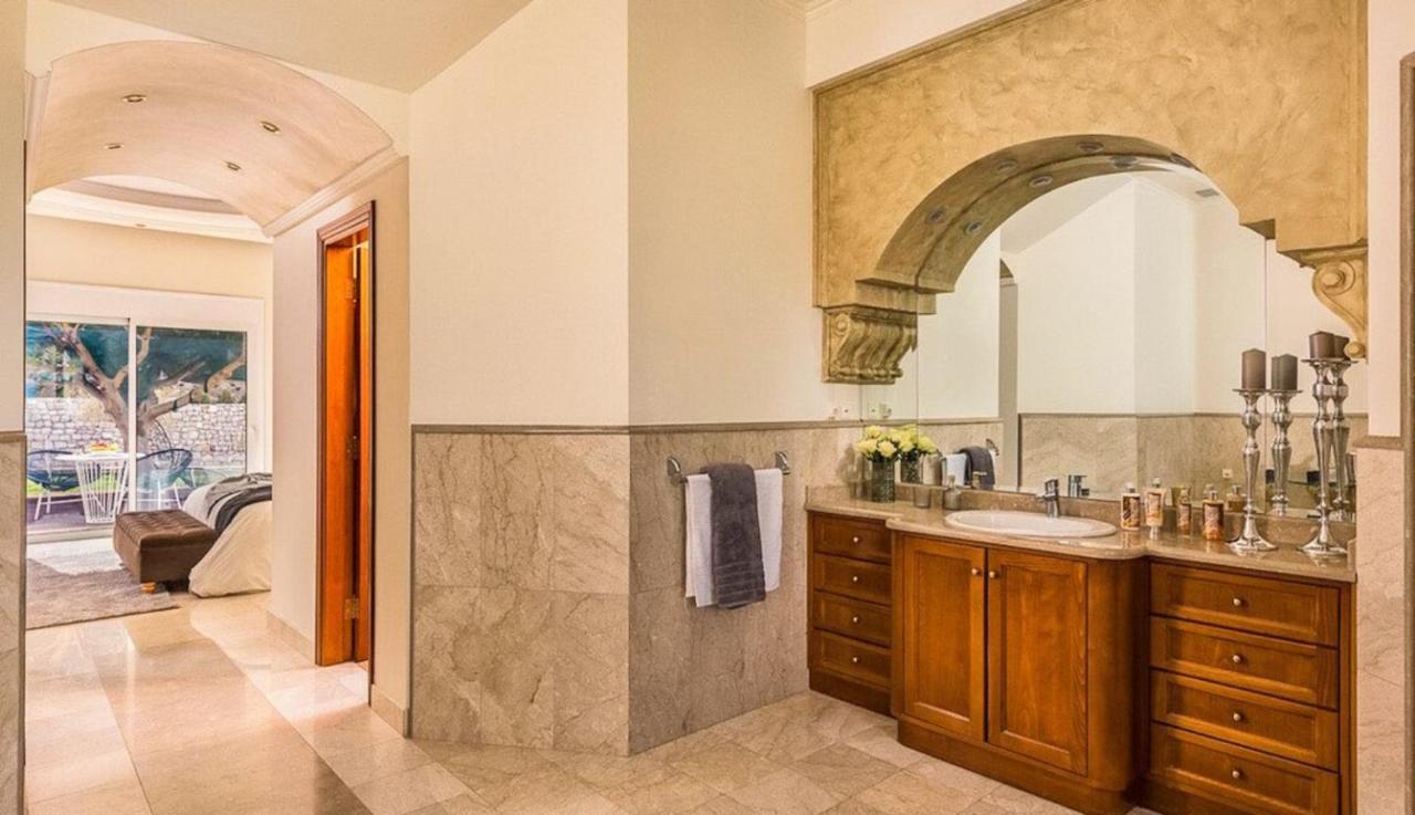 Crown Royal Luxury Estates * Tsairi